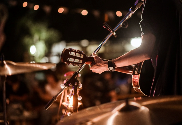 Guitarist playing live music on a patio in Chicago’s Jefferson Park neighborhood