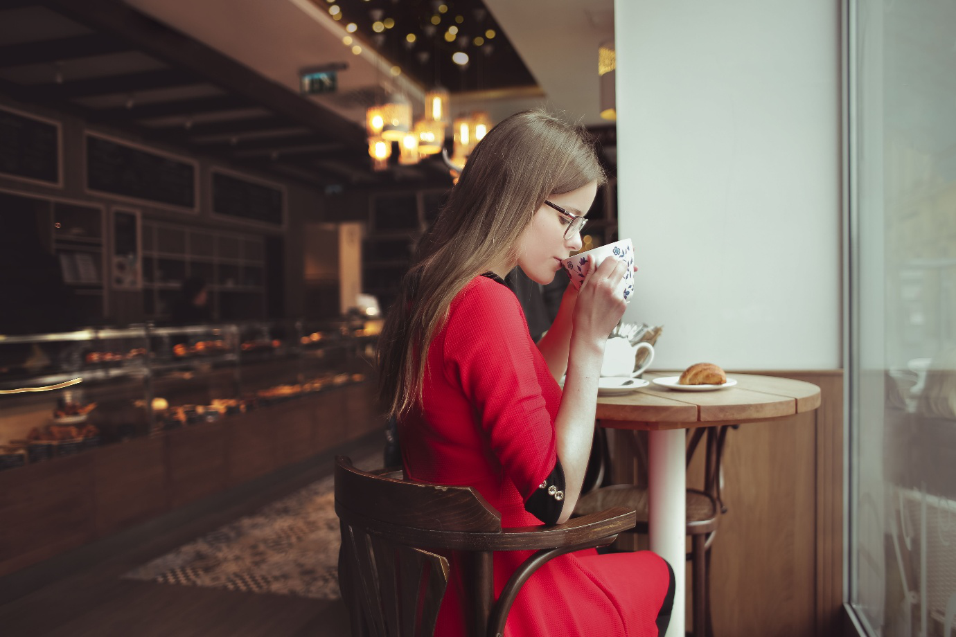 A person having breakfast at a café