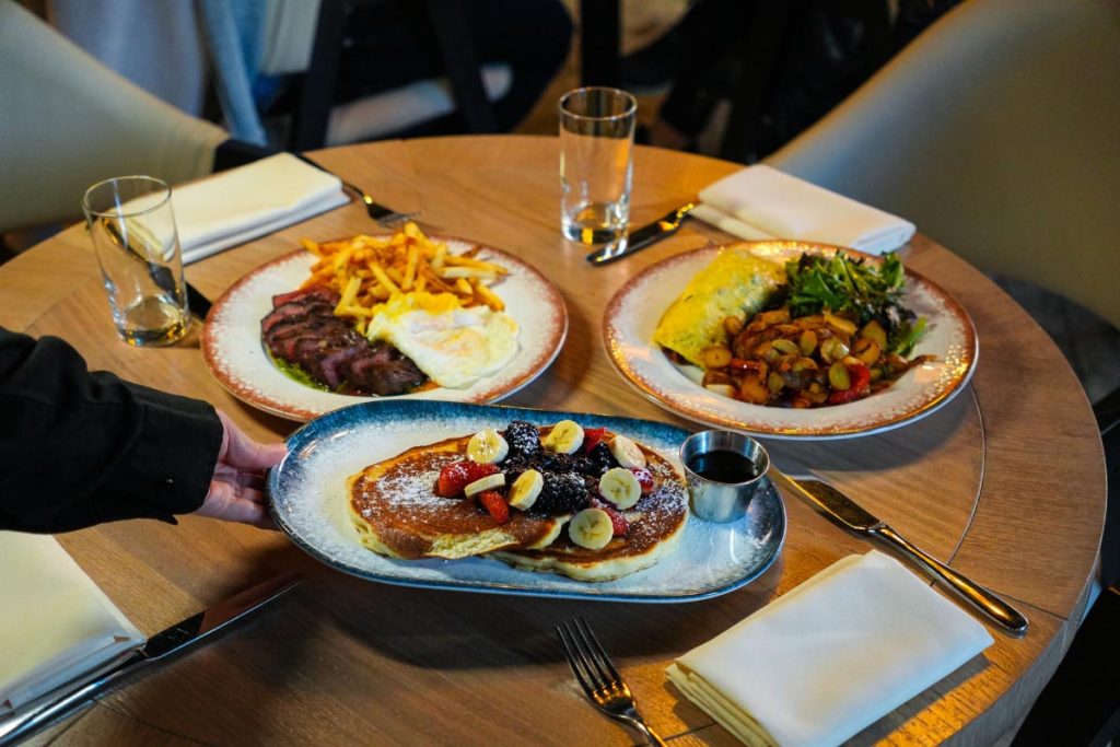 marsanne-best-brunch-chelsea-nyc-weekend-table