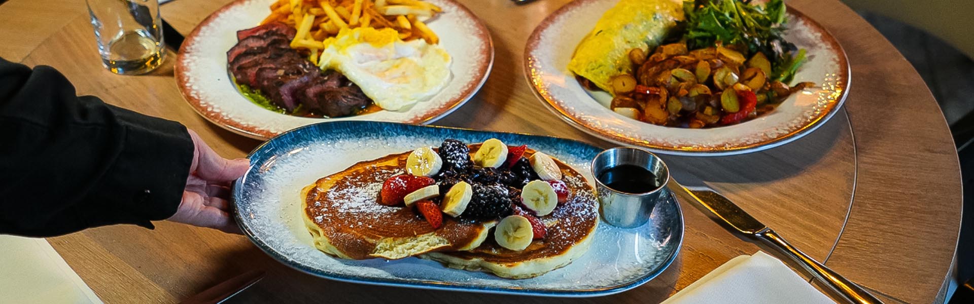 marsanne-best-brunch-chelsea-nyc-weekend-table-hero
